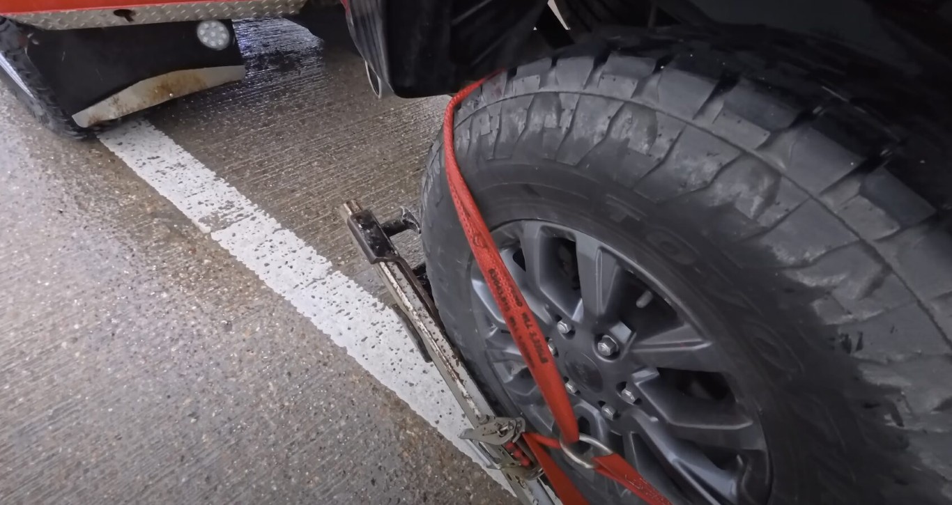 Roadside assistance tire repair and towing services in Mission Bend, TX