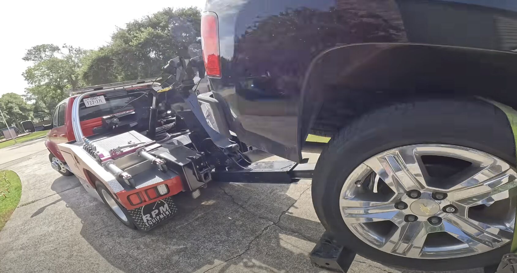 Comparison of different towing methods showing flatbed advantages